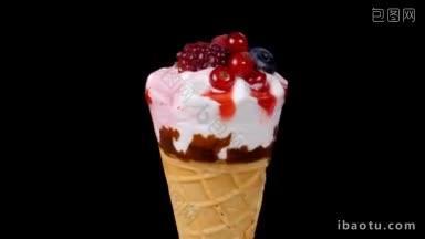 森林水果冰淇淋在圆锥形旋转在黑色背景